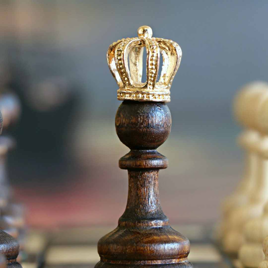 Schachbauer mit Krone auf dem Kopf
