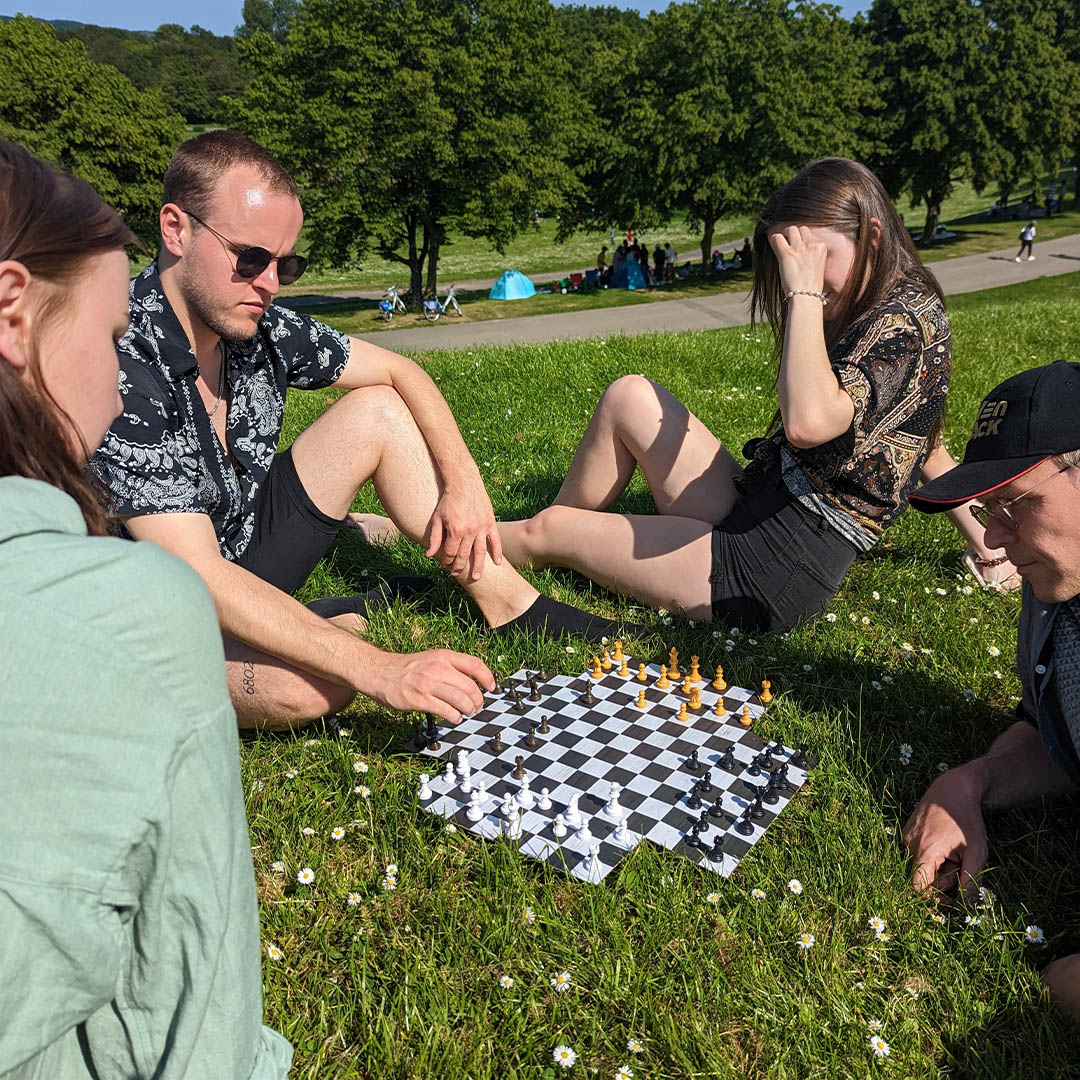 Vier Spieler spielen Schach